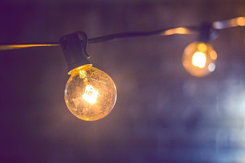 Kis lépesek egy energiahatékonyabb világ felé – Halogén vs. LED izzó